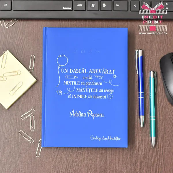 Agenda personalizata 2025 Dascal adevarat AP8 ALBASTRU DESCHIS, STANDARD H1