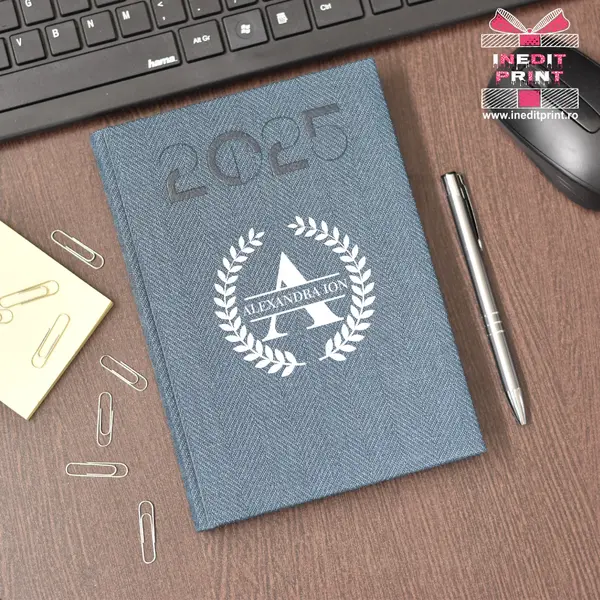 Agenda personalizata 2025 Initiala + Nume AP4 ALBASTRU BARD, DELUXE PREMIUM