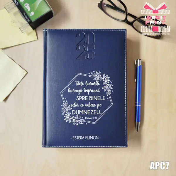 Agenda personalizata 2025 Romani 8:28 APC7 DELUXE H, ALBASTRU