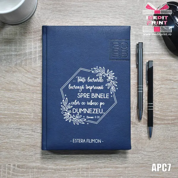 Agenda personalizata 2025 Romani 8:28 APC7 DELUXE PREMIUM, ALBASTRU CHIAVENNA