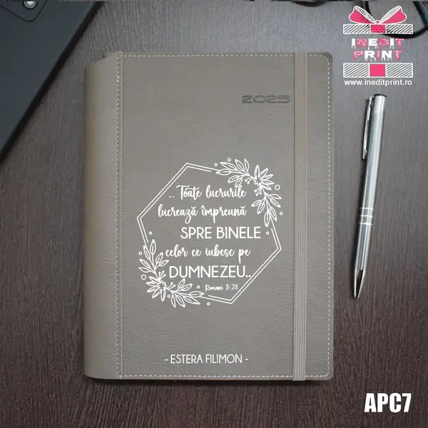 Agenda personalizata 2025 Romani 8:28 APC7 DELUXE PREMIUM, BEJ BORNEO