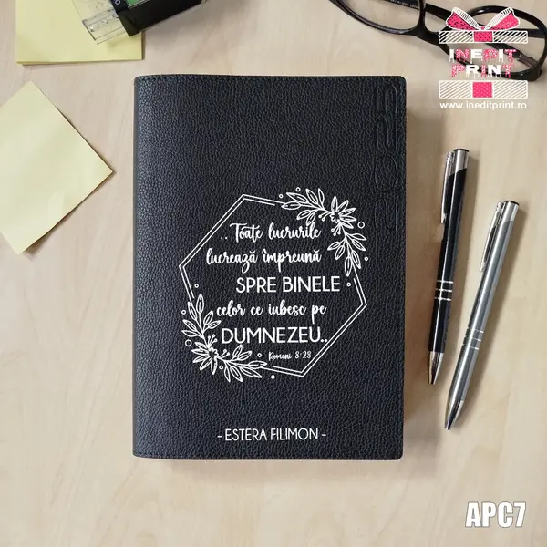 Agenda personalizata 2025 Romani 8:28 APC7 DELUXE PREMIUM, NEGRU LORETO