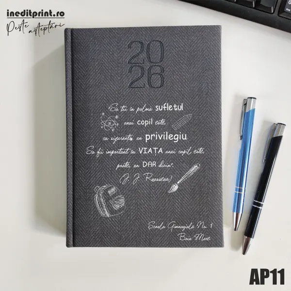 Agenda personalizata 2026 Citat educatie AP11 DELUXE PREMIUM, Bard Gri