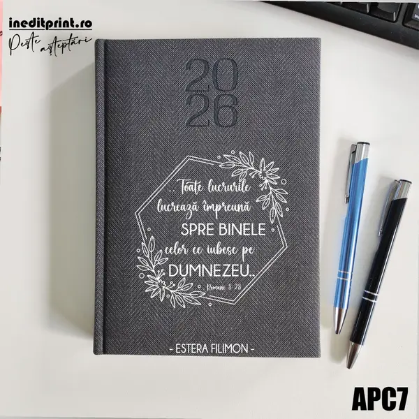 Agenda personalizata 2026 Romani 8:28 APC7 DELUXE PREMIUM, Bard Gri