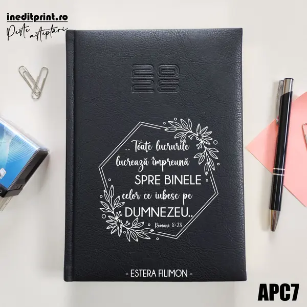 Agenda personalizata 2026 Romani 8:28 APC7 DELUXE PREMIUM, Chiavenna Negru