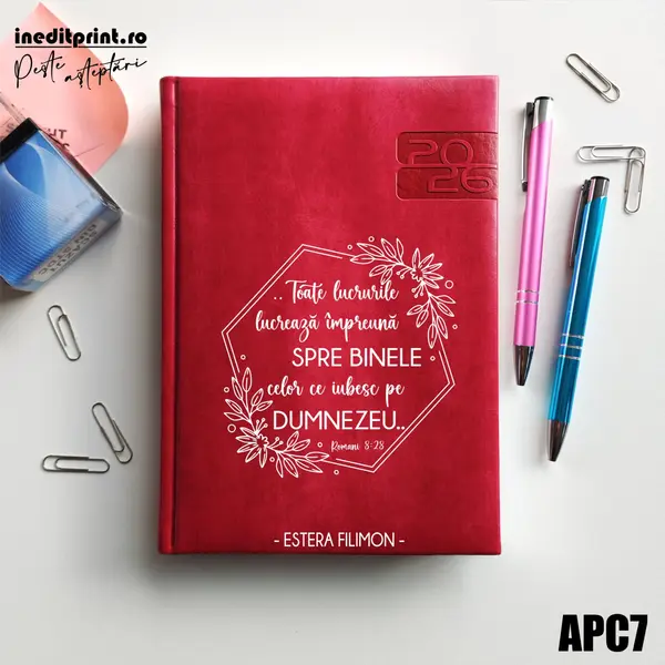 Agenda personalizata 2026 Romani 8:28 APC7 DELUXE PREMIUM, Narni Fucsia