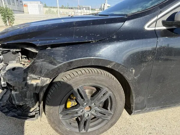 Aripa fata stanga culoare negru - onyx black Volvo V40 facelift (2016-2020)