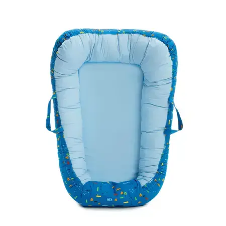 Baby Nest cu doua fete, albastru cu masinute, cosulet cu manere, TWINDECO