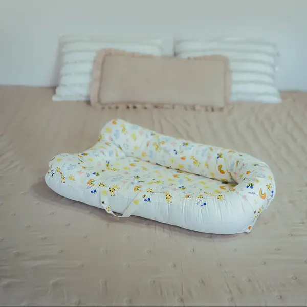 Baby Nest cu doua fete, desene creta/alb, cosulet bumbac organic, cu manere, TWINDECO