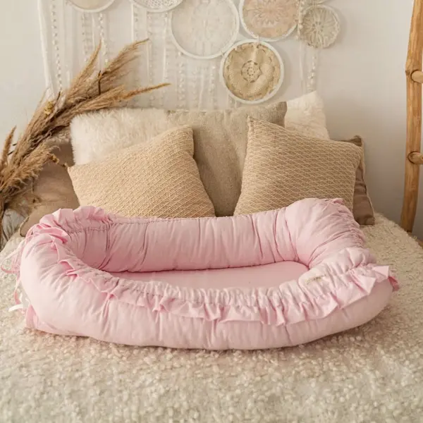 Baby Nest din bumbac organic cu volanase Twindeco Roz