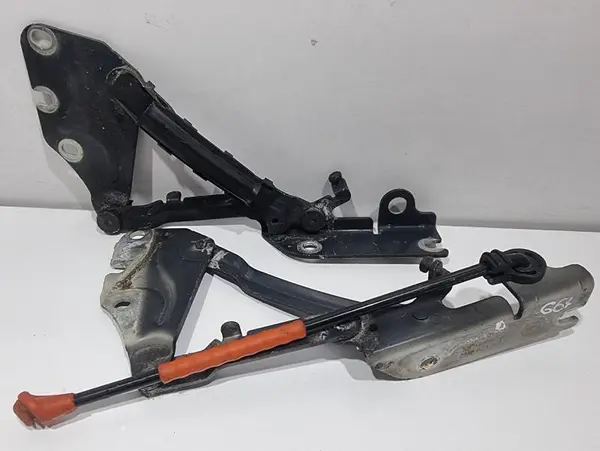 Balama capota stanga si dreapta fata culoare alb lb9a 5M0823301 Volkswagen Golf 5 Plus (2004-2008)
