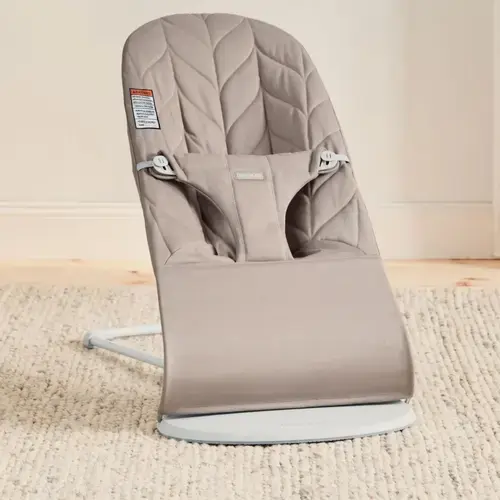 Balansoar BabyBjorn Bliss Sand Gray cu aspect delicat de petala, tesatura matlasata, 0 - 2 ani