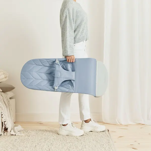 Balansoar Bliss BabyBjorn Blue cu aspect delicat de petala tesatura matlasata