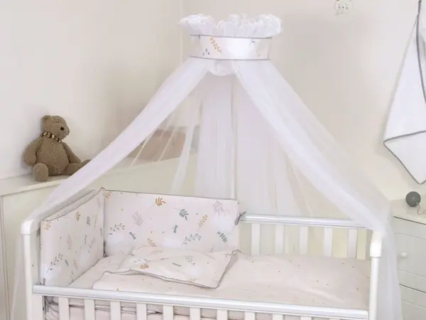 Baldachin din tul pentru patut bebe Airy Beige 160 x 600 cm suport prindere inclus