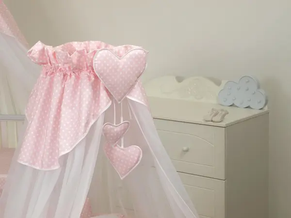 Baldachin din tul pentru patut bebe Bear Heart Roz 160 x 600 cm suport de prindere inclus