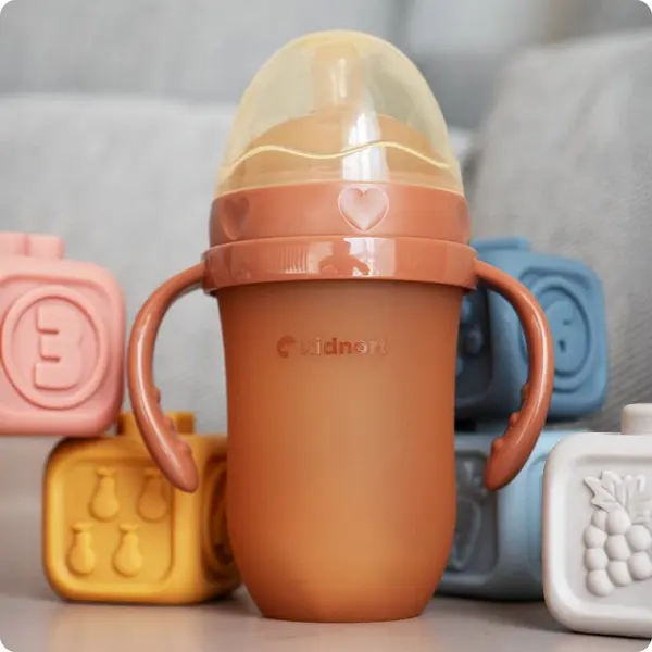 Biberon anti-colici pentru bebelusi de la 6 luni Kidnort Eple, nivelul de debit 5, cu pai moale din silicon si biluta gravitationala incorporata, maner ergonomic detasabil, capacitate 250 ml, Brown
