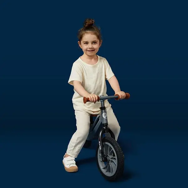 Bicicleta copii fara pedale Balance bike Qplay Racer Negru de la 3 ani pana la 30 kg, cadru usor de magneziu, reglabil, sa comoda, acoperita cu piele ecologica, roti de cauciuc gonflabil