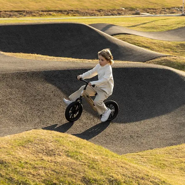 Bicicleta copii fara pedale Balance bike Qplay Racer Platinum de la 3 ani pana la 30 kg, cadru usor de magneziu, reglabil, sa comoda, acoperita cu piele ecologica, roti de cauciuc gonflabil