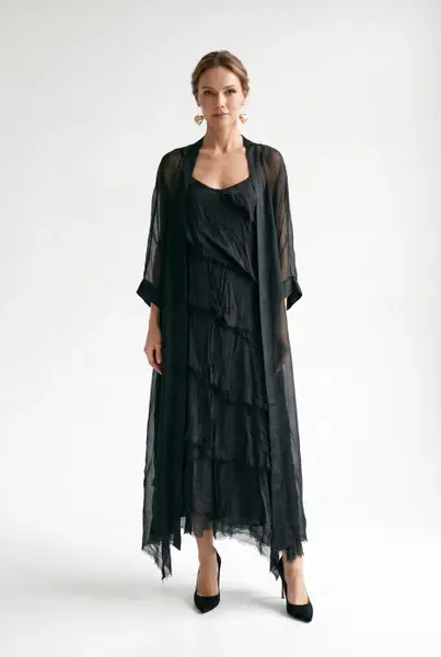 Blazer lung din matase cu croi vaporos si design elegant, negru