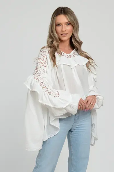 Bluza boho oversize din batist de bumbac, in colturi, cu volan si dantela, alba