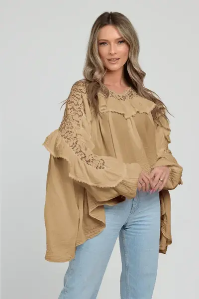 Bluza boho oversize din batist de bumbac, in colturi, cu volan si dantela, camel