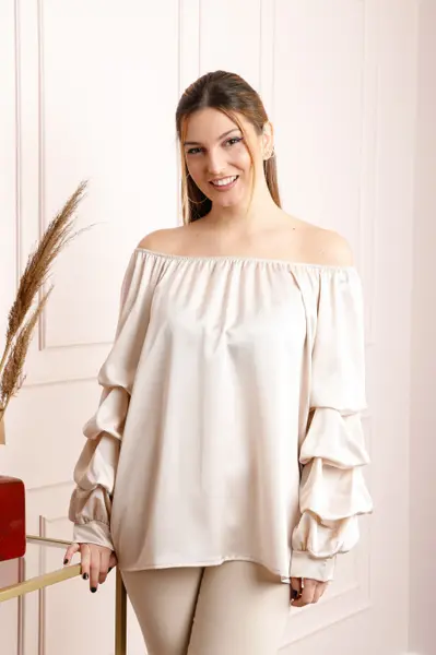 Bluza crem eleganta cu maneci bufante