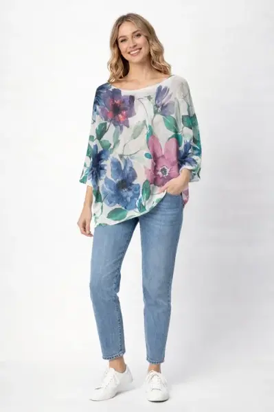 Bluza cu maneca fluture trei sferturi si imprimeu cu flori albastre si roz