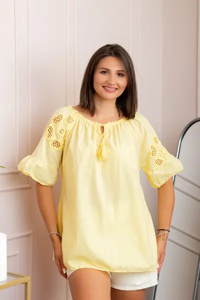 Bluza dama din bumbac Myra cu perforatii florale - Galben pastel