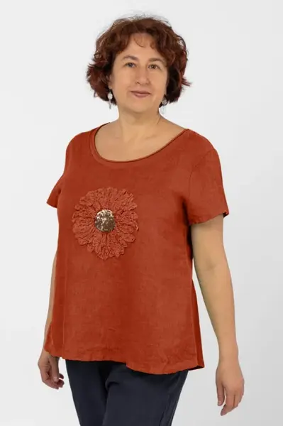 Bluza din in caramizie, cu floare si paiete fine pe piept