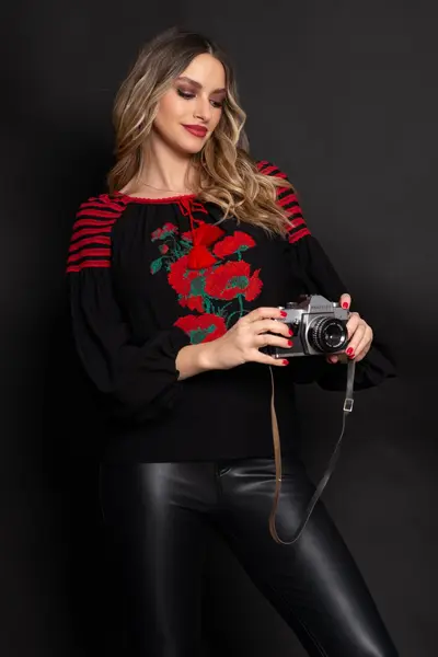 Bluza Effect neagra din vascoza cu broderie florala rosie si maneci bufante