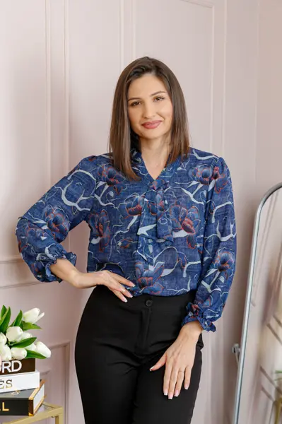 Bluza eleganta Sophie cu aplicatie tip cravata si imprimeu bleumarin si caramiziu