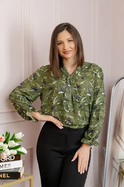 Bluza eleganta Sophie cu aplicatie tip cravata si imprimeu verde olive
