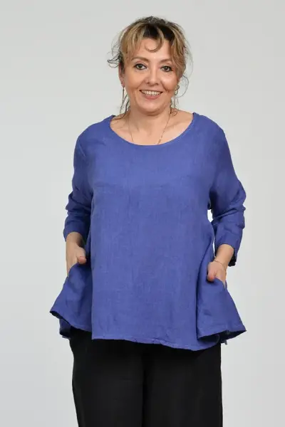 Bluza evazata cu clin la spate din in, albastra