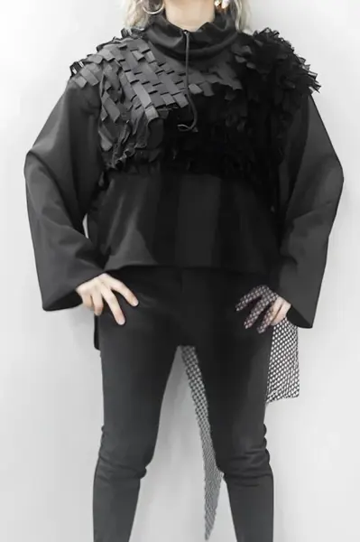 Bluza neagra oversize, compusa din materiale diferite cu guler inalt