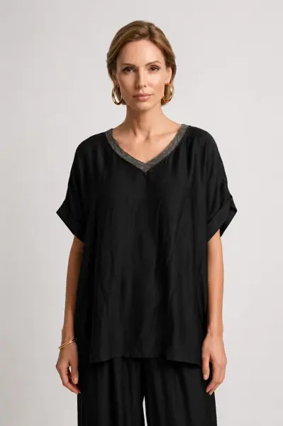 Bluza oversized din matase si vascoza satinata, cu fir auriu la decolteu in V, neagra