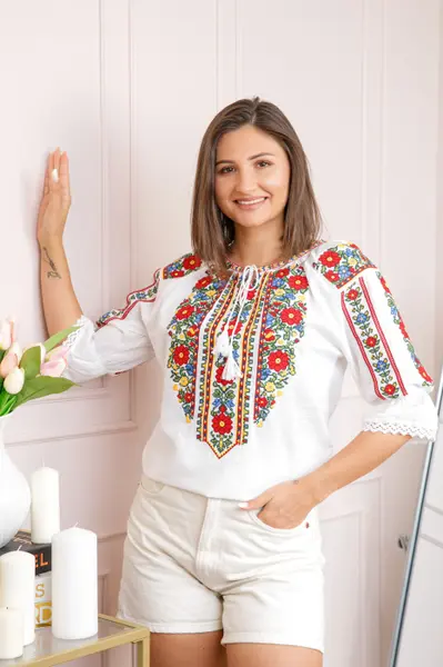Bluza tip ie alba cu motiv floral tricolor Gabriela