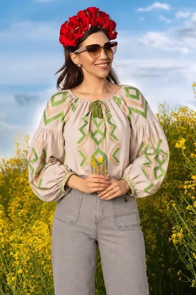 Bluza traditionala bej din vascoza cu broderie verde