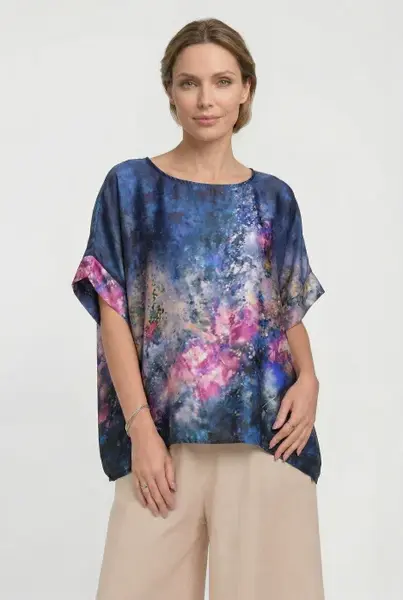 Bluza vaporoasa tip poncho din matase si vascoza, croi oversized cu print floral pe fond albastru si maneci largi fluide