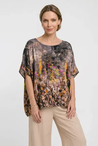 Bluza vaporoasa tip poncho din matase si vascoza, croi oversized cu print abstract pe fond si maneci largi fluide