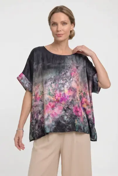 Bluza vaporoasa tip poncho din matase si vascoza, croi oversized cu print floral pe fond negru si maneci largi fluide