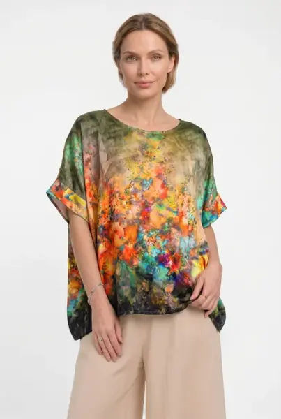 Bluza vaporoasa tip poncho din matase si vascoza, croi oversized cu print floral pe fond verde olive si maneci largi fluide