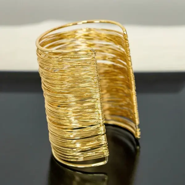 Bratara aurie statement spiralata, eleganta si versatila