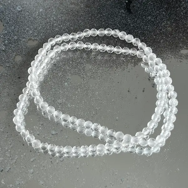 Bratara fatetata cuart de stanca/cristal incolor 3-4 mm