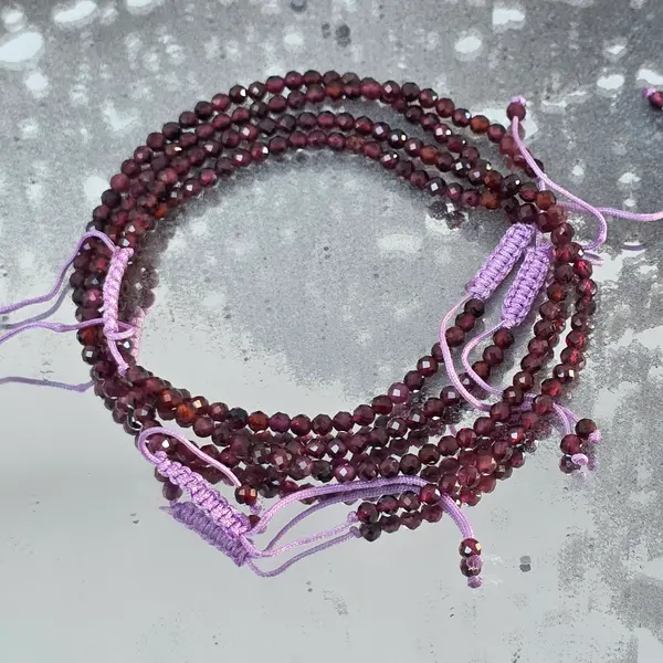 Bratara fatetata granat 3 mm snur reglabil