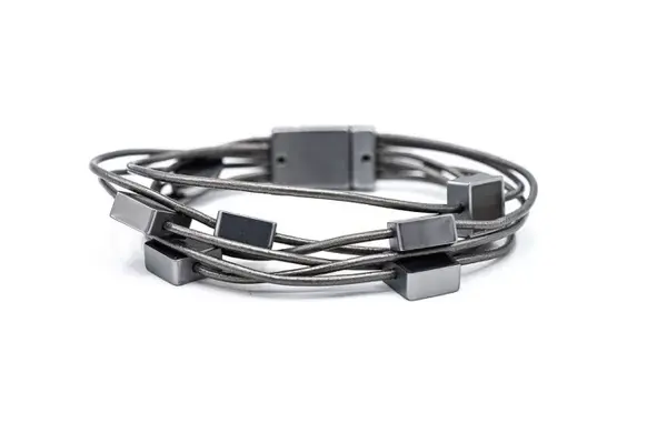Bratara magnetica multisir din 6 fire piele ecologica cu patrate argintiu mat