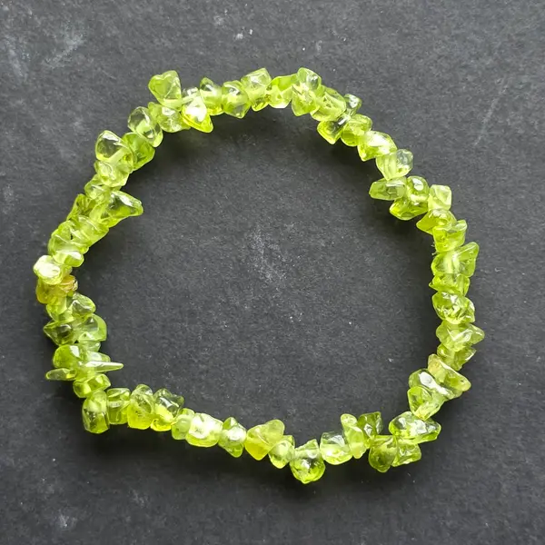 Bratara peridot chipsuri