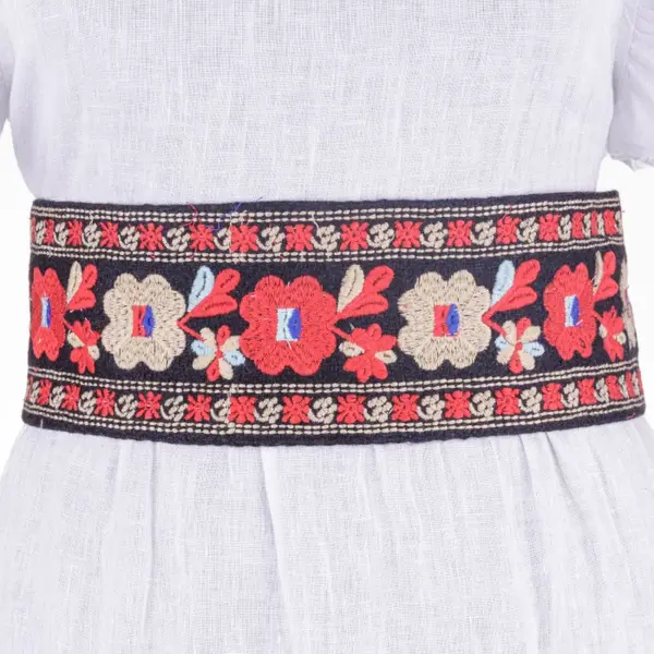 Brau traditional romanesc cu flori rosii si bej brodate