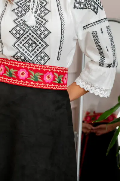 Brau traditional rosu cu motiv floral roz Lacramioara