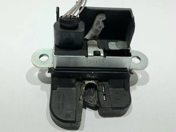 Broasca capota spate 1K6827505F Volkswagen Passat B7 (2010-2014)
