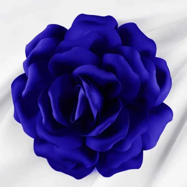 Brosa floare albatru electric satinata cu diametru de 15 cm, cu clips pentru par